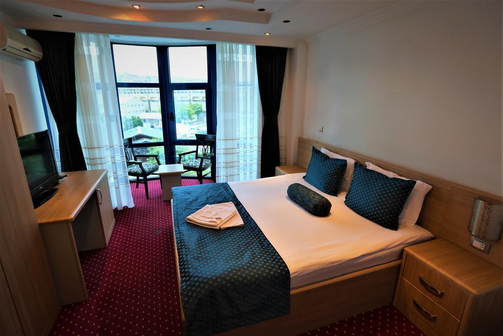 Hotel Pejton Приштина Екстер'єр фото