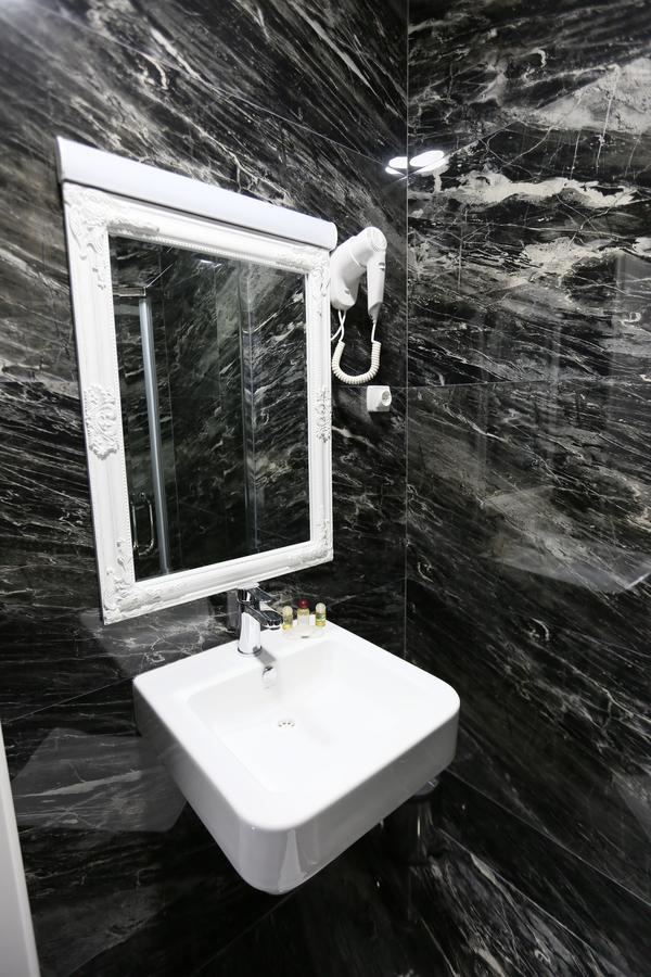 Hotel Pejton Приштина Екстер'єр фото